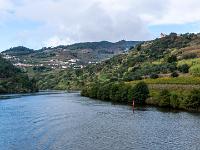 Blick zurück auf Fluß und Weiler auf den Berghängen
